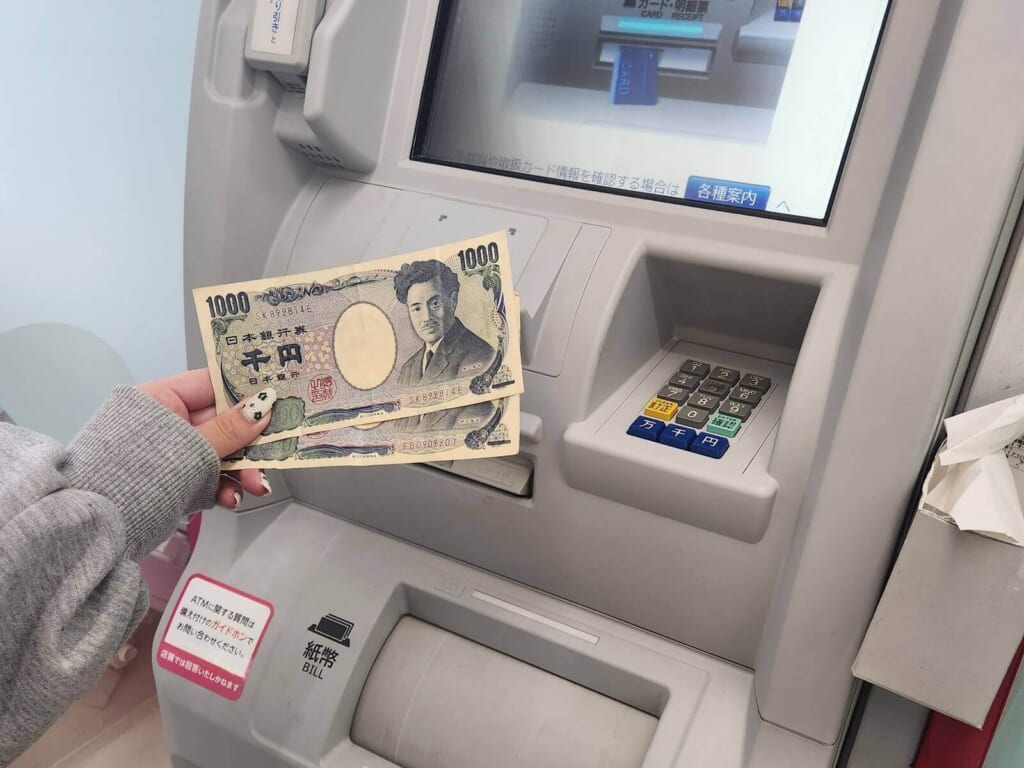 ATMでお金を下ろす様子
