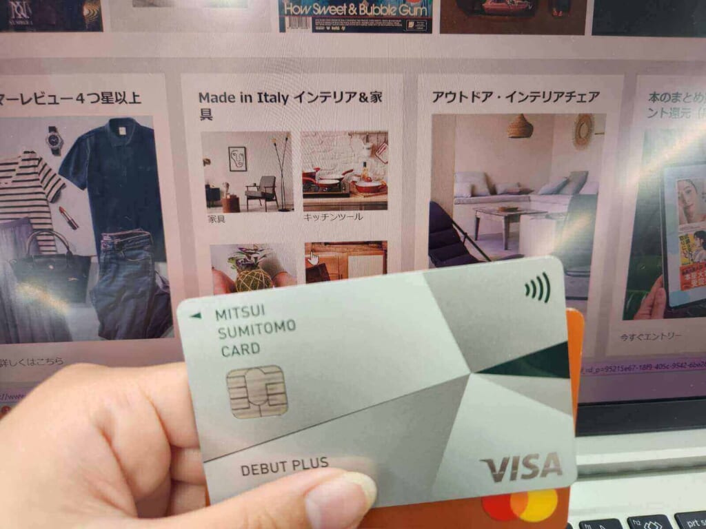 クレジットカードとショッピング画面の写真