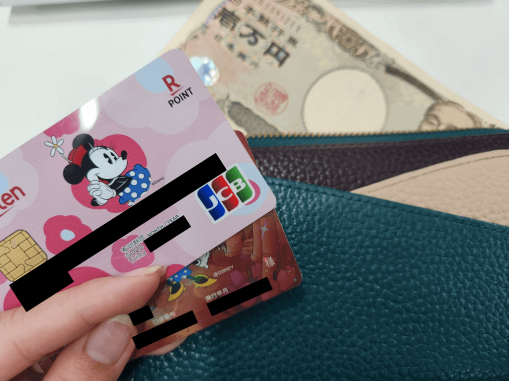 かわいいクレジットカードと年会費を表す現金の画像