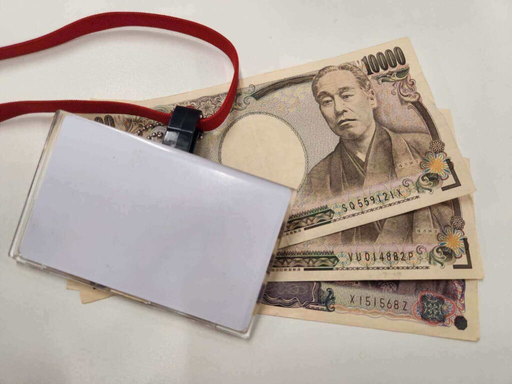 社員証と収入(現金)の写真