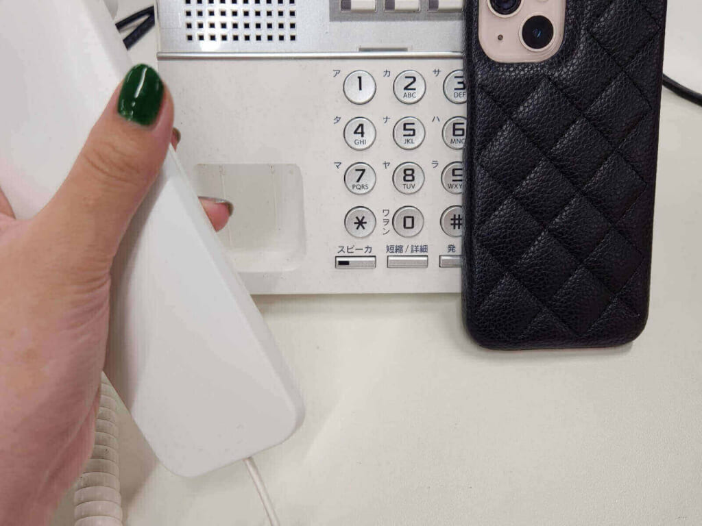 公共料金の電話とスマホの画像